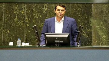 یک نماینده مجلس: سه نرخی شدن بنزین زمینه‌ساز قاچاق و فساد است/ دولت در بودجه ۱۴۰۵ نرخ ارز را واقعی ببیند/ از نرخ واقعی بازار فرار کند