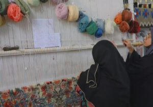 گرههای امید بر دار قالی؛ روایت کارآفرینی زنی که معیشت را میبافد