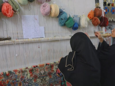 گرههای امید بر دار قالی؛ روایت کارآفرینی زنی که معیشت را میبافد