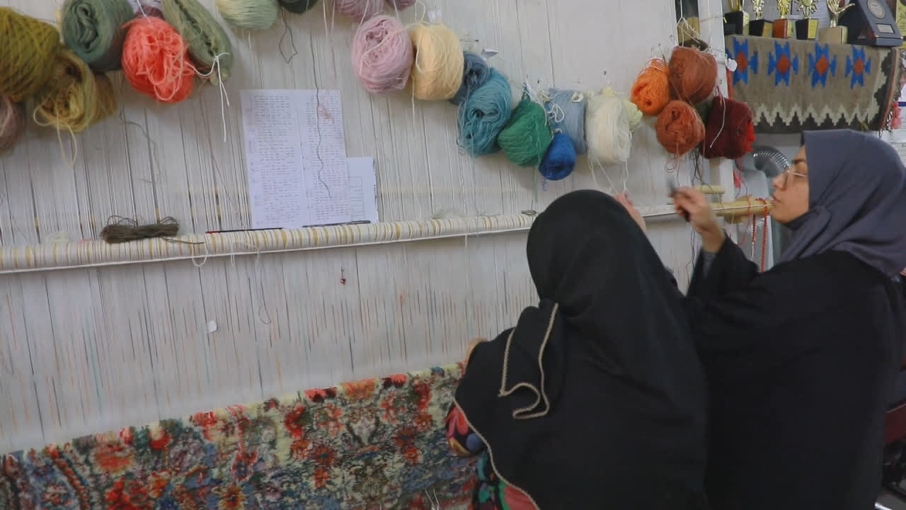 گرههای امید بر دار قالی؛ روایت کارآفرینی زنی که معیشت را میبافد گرههای امید بر دار قالی؛ روایت کارآفرینی زنی که معیشت را میبافد