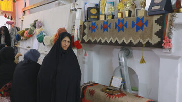 گره‌های امید بر دار قالی؛  روایت کارآفرینی زنی که معیشت را می‌بافد