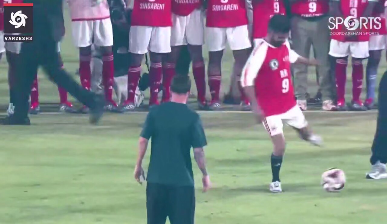 ببینید | خندههای معنادار لیونل مسی در پی پاسهای عجیب وزیر هندی! ببینید | خندههای معنادار لیونل مسی در پی پاسهای عجیب وزیر هندی!