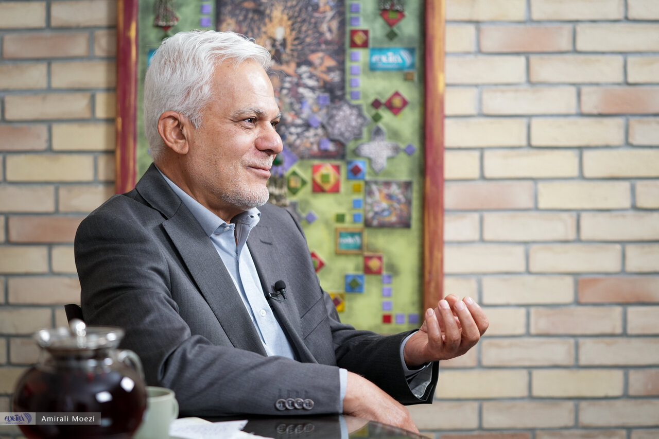 طلایی: از کجا معلوم همان مسئول گزینش خودشان نفوذی نباشند؟/ بنده پولدار بودم/ فرح جزو عوامل کلوپ هواداران شوروی دوران پهلوی است