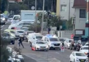 فوری/تیراندازی در جشن ساحلی ۲۰۰۰ نفره یهودیان/ درخواست پلیس سیدنی از مردم: پناه بگیرید/ افزایش کشتهها به ۲۰ نفر/ حمله با چاقو نیز گزارش شده است