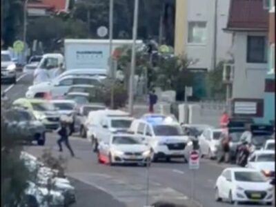 فوری/تیراندازی در جشن ساحلی ۲۰۰۰ نفره یهودیان/ درخواست پلیس سیدنی از مردم: پناه بگیرید/ افزایش کشتهها به ۲۰ نفر/ حمله با چاقو نیز گزارش شده است