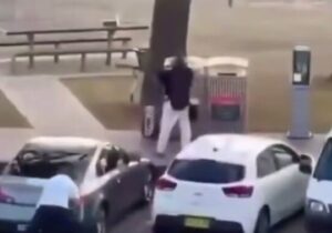 ببینید | لحظه خلع سلاح یکی از مهاجمین در سیدنی