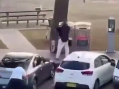 ببینید | لحظه خلع سلاح یکی از مهاجمین در سیدنی