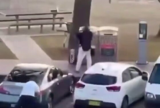 ببینید | لحظه خلع سلاح یکی از مهاجمین در سیدنی ببینید | لحظه خلع سلاح یکی از مهاجمین در سیدنی