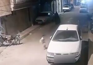 ببینید | حاوی صحنه دلخراش؛ لحظه مرگ کودک ۶ ساله زیر چرخهای خودرو سمند