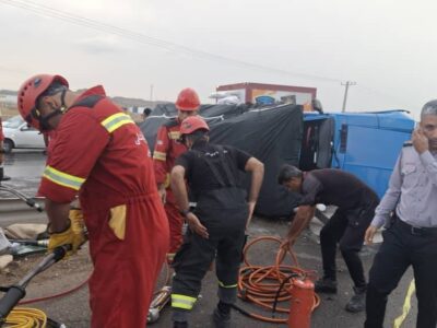 نجات سرنشین محبوس در حادثه واژگونی خودرو در بلوار راهآهن بندرعباس
