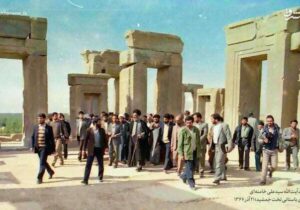 بازدید آیتالله خامنهای از تخت جمشید + دستخط یادبود؛ آذر ۱۳۶۷