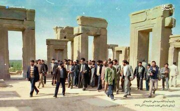 بازدید آیت‌الله خامنه‌ای از تخت جمشید + دستخط یادبود؛ آذر ۱۳۶۷