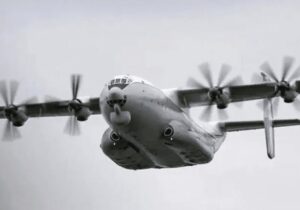 ببینید | هواپیمای آنتونوف روسی قبل از سقوط روی هوا نصف شد