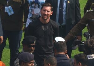 عکس | لیونل مسی! آرزوی من لمس کردن تو است!