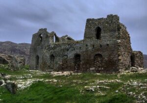 گزارش ویژه: دژ ۲۰۰۰ ساله اسدلیان؛ از تاجگذاری ساسانیان تا طویله احشام!