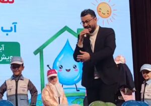 ببینید | اتفاقی غیرمنتظره روی سن؛ زمین خوردن مجری شبکه ۳