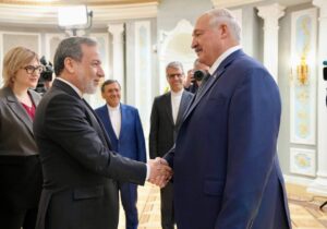 عراقچی با لوکاشنکو دیدار کرد / اهدای تاج گل به کشته شدگان جنگ+ تصاویر