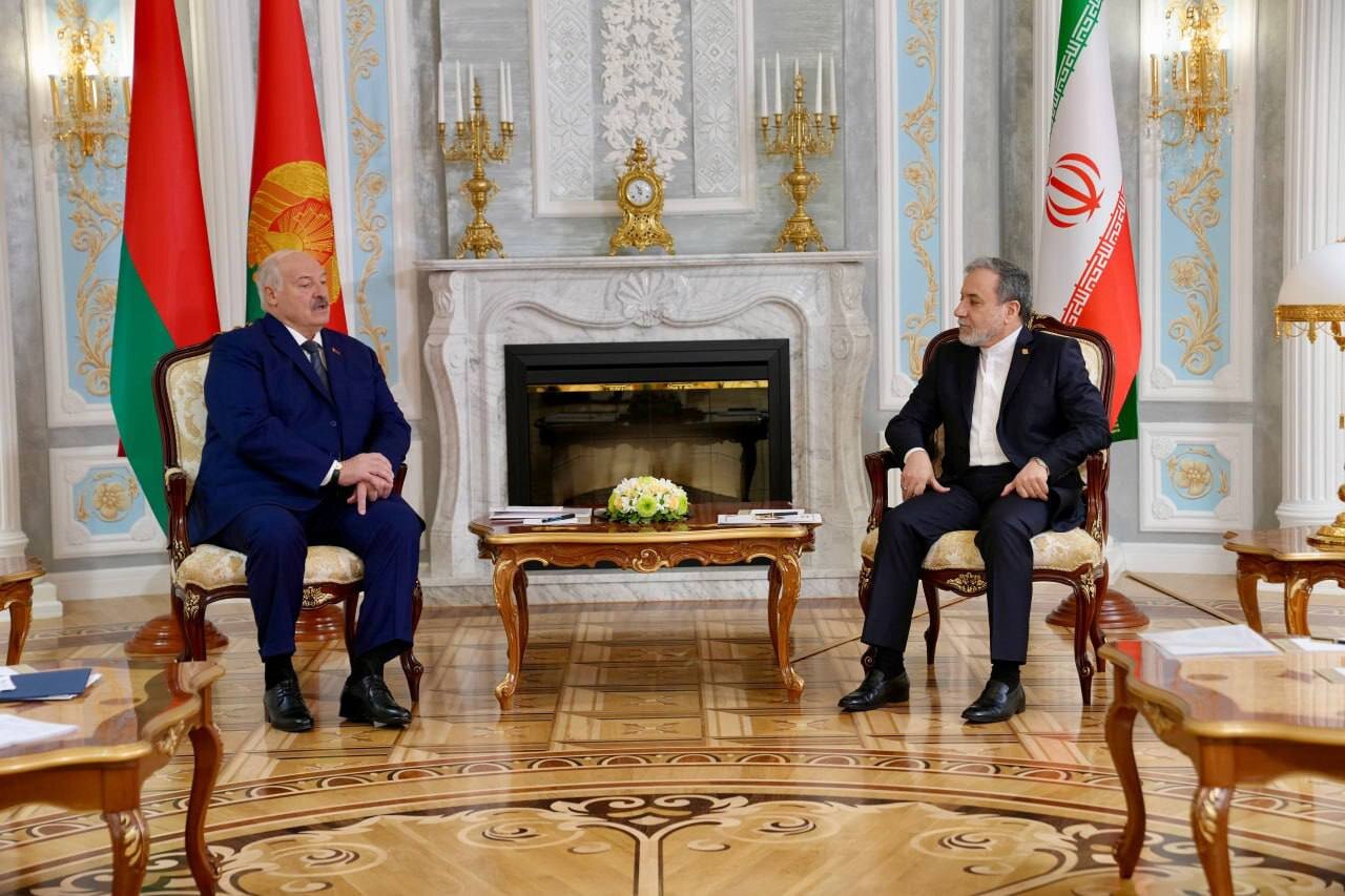 عراقچی با لوکاشنکو دیدار کرد / اهدای تاج گل به کشته شدگان جنگ+ تصاویر