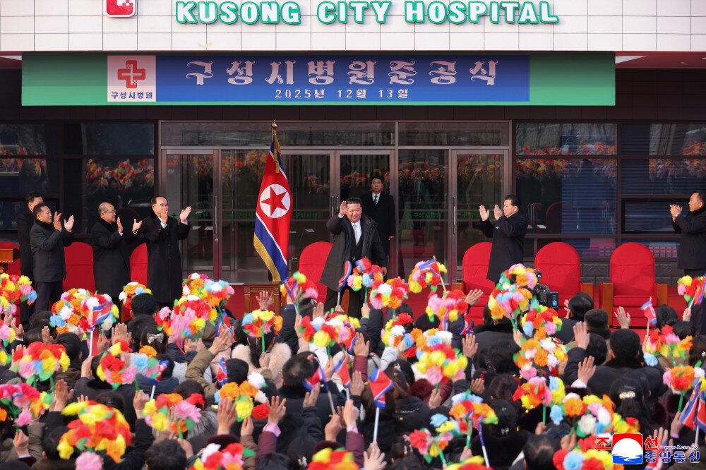 تلفن هوشمند ۱۳۰۰ دلاری در سرزمین حقوقهای ۳ دلاری؛ خواهر رهبر کره شمالی با گوشی تاشوی خارجی دیده شد+تصاویر