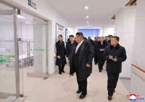 تلفن هوشمند ۱۳۰۰ دلاری در سرزمین حقوقهای ۳ دلاری؛ خواهر رهبر کره شمالی با گوشی تاشوی خارجی دیده شد+تصاویر