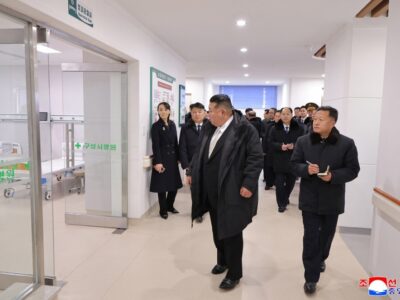 تلفن هوشمند ۱۳۰۰ دلاری در سرزمین حقوقهای ۳ دلاری؛ خواهر رهبر کره شمالی با گوشی تاشوی خارجی دیده شد+تصاویر