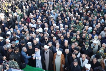 وداع سمنان با پدر معنوی شهر؛ تشییع باشکوه آیت‌الله سیدمحمد شاهچراغی بر دستان مردم