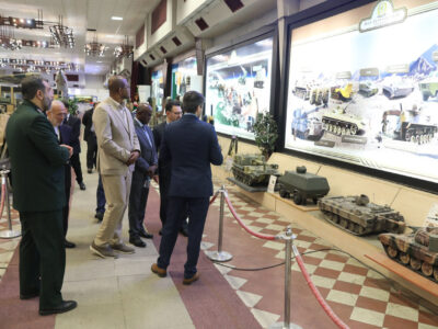 تصویر دیدنی از بازدید هیأتی از اتیوپی از نمایشگاه صنایع دفاعی ایرانی + عکس