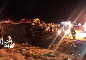 ببینید | گزارش اولیه از محل واژگونی اتوبوس مسافربری در محدوده نطنز