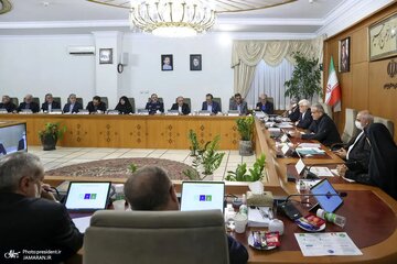 روزنامه هم میهن: همه وزرای پزشکیان در قایق دولت پارو نمی زنند/ کسی هم سکان هدایت قایق را در دست ندارد