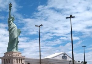 ببینید | سرنگونی مجسمه غول‌پیکر آزادی!