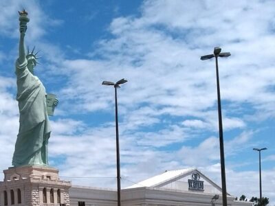 ببینید | سرنگونی مجسمه غول‌پیکر آزادی!