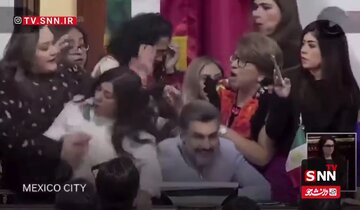 زنان نماینده با یورش به تریبون کنگره موهای یکدیگر را کندند! / فیلم