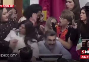 زنان نماینده با یورش به تریبون کنگره موهای یکدیگر را کندند! / فیلم
