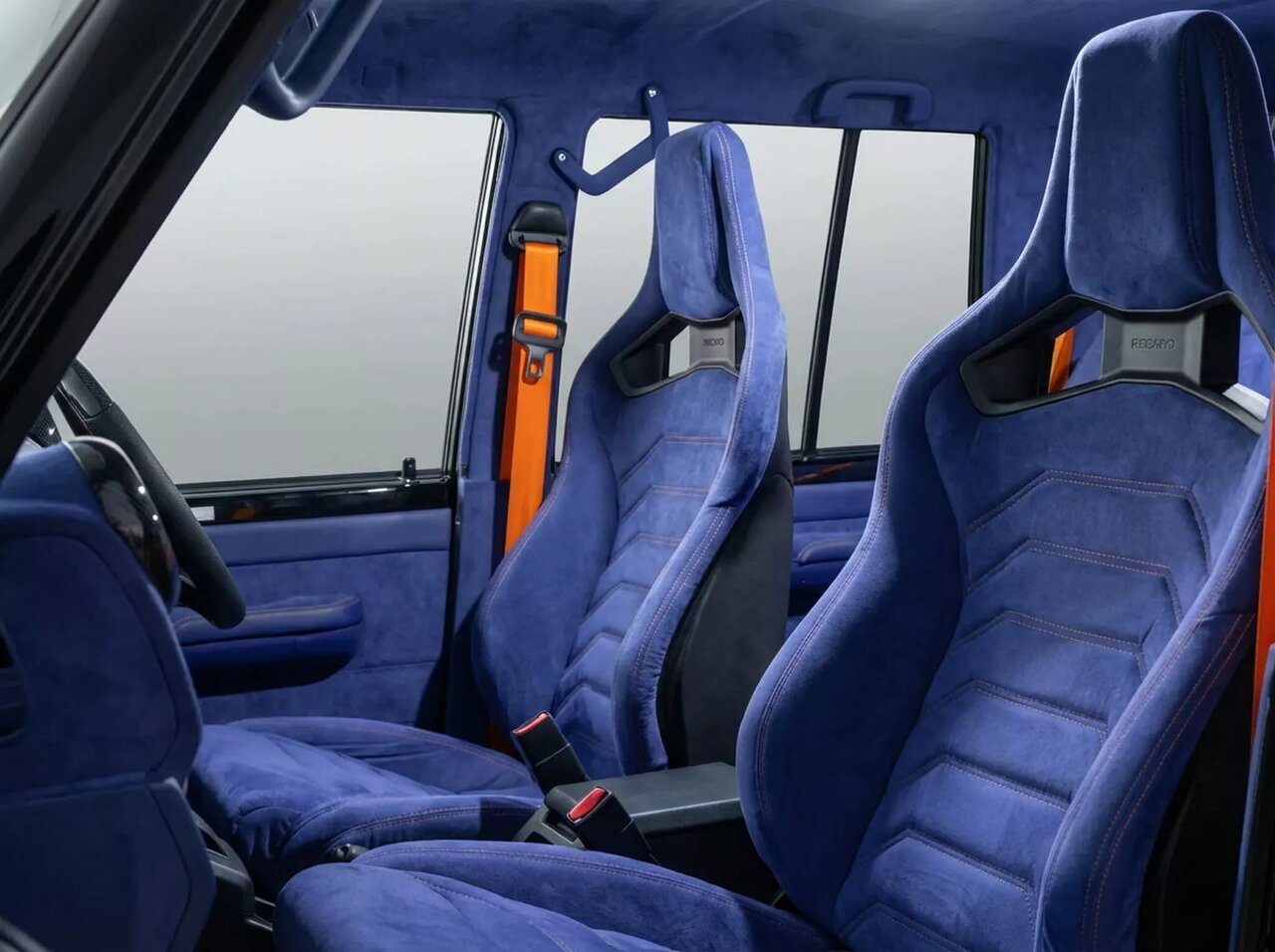 لندکروزر با لباس لاکچری وارد میدان شد / عکس