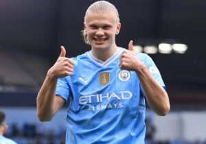 عکس | ارلینگ هالند بابانوئل شد؛ سورپرایز بامزه بچه‌غول برای کودکان انگلیس