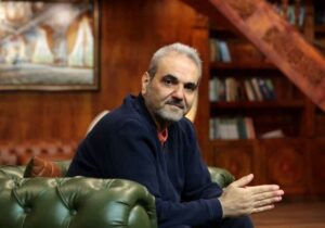 چرا هنوز جواد خیابانی گزارش می‌کند؟