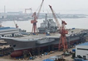 نخستین ناو هواپیمابر هسته‌ای چین / اژدها اقیانوس را تسخیر می‌کند