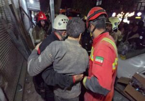ببینید | لحظه نجات ساکنان ساختمان سه‌طبقه فروریخته در یافت‌آباد توسط آتش‌نشانی