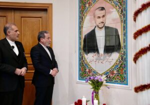 ببینید | رونمایی از تمثال شهید امیرعبداللهیان در مسکو توسط عراقچی