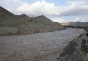 انسداد محور بندرلنگه–پارسیان در محدوده مغوییه به‌دلیل طغیان رودخانه فصلی