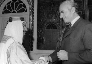 خاطرات علم: به کاردار سفارت انگلیس گفتم در مورد بحرین از رفراندوم به معنی اخص کلمه چشم پوشیده‌ایم!