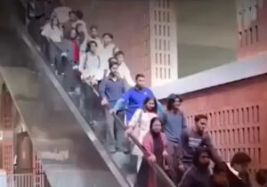 ببینید | حادثه عجیب روی پلهبرقی در دانشگاه بنگلادش