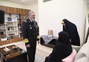 اعطای درجه سپهبدی شهید محمد باقری به خانوادهاش توسط سرلشکر موسوی