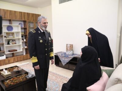 اعطای درجه سپهبدی شهید محمد باقری به خانوادهاش توسط سرلشکر موسوی