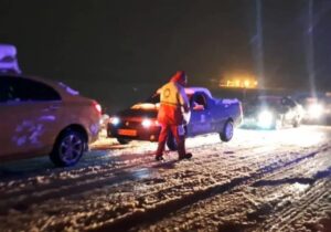 نجات ۱۴ مسافر گرفتار در برف و کولاک