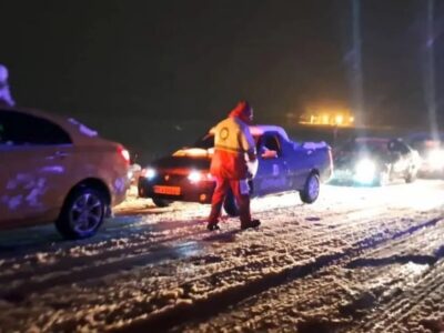 نجات ۱۴ مسافر گرفتار در برف و کولاک