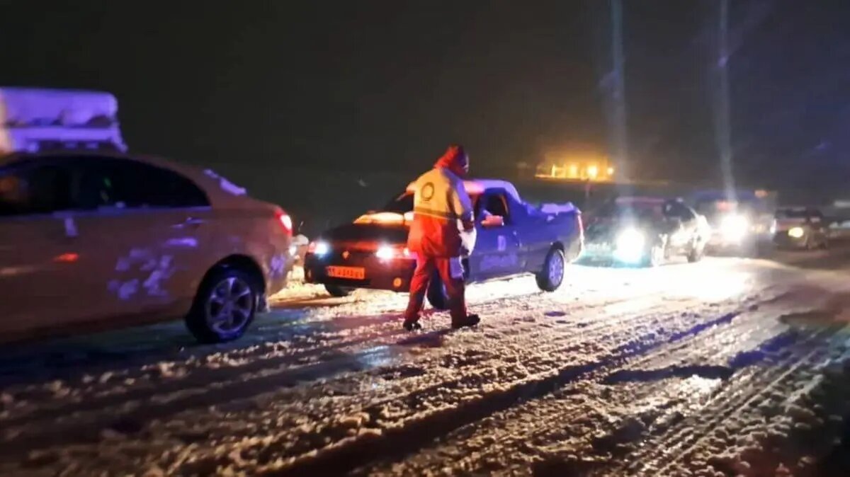 نجات ۱۴ مسافر گرفتار در برف و کولاک نجات ۱۴ مسافر گرفتار در برف و کولاک