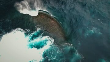 موجی که نباید وجود داشته باشد / نمایی شگفت‌انگیز از موج انفجاری در اقیانوس