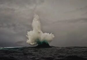 موجی که نباید وجود داشته باشد / نمایی شگفتانگیز از موج انفجاری در اقیانوس