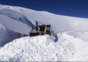 گردنه گاماسیاب نهاوند بازگشایی شد، ۳۵ مسافر گرفتار در برف نجات یافتند